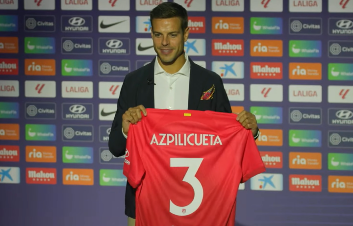 Azpilicueta posa con el dorsal número 3 del Atletico de Madrid