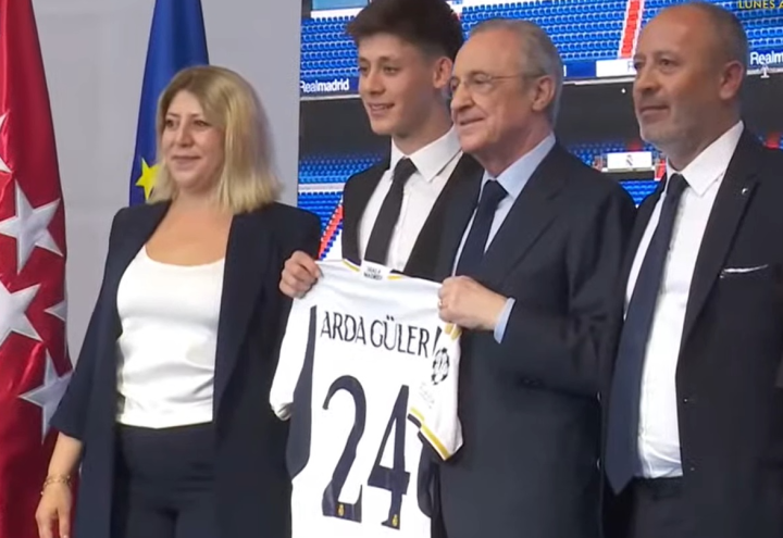 Güler posa con la camiseta y el dorsal 24 del Real Madrid