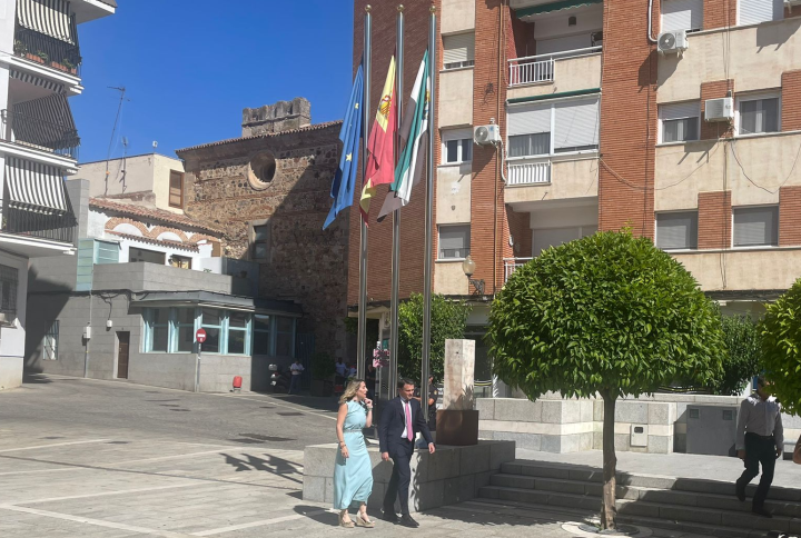 María Guardiola y Abel Bautista llegan a la Asamblea de Extremadura, en Mérida.