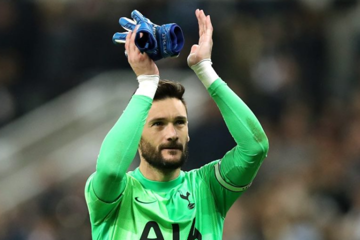 LONDON, ENGLAND - FEBRUARY 04:  Hugo Lloris of Tottenham Hotspur reacts to a missed opportunity at the other of the pitch during the Premier League match between Tottenham Hotspur and Middlesbrough at White Hart Lane on February 4, 2017 in London, England.  (Photo by Justin Setterfield/Getty Images)