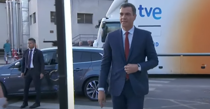 Pedro Sánchez llega a los estudios de RTVE