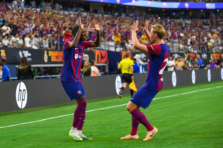 Ousmane Dembélé celebra un gol con De Jong