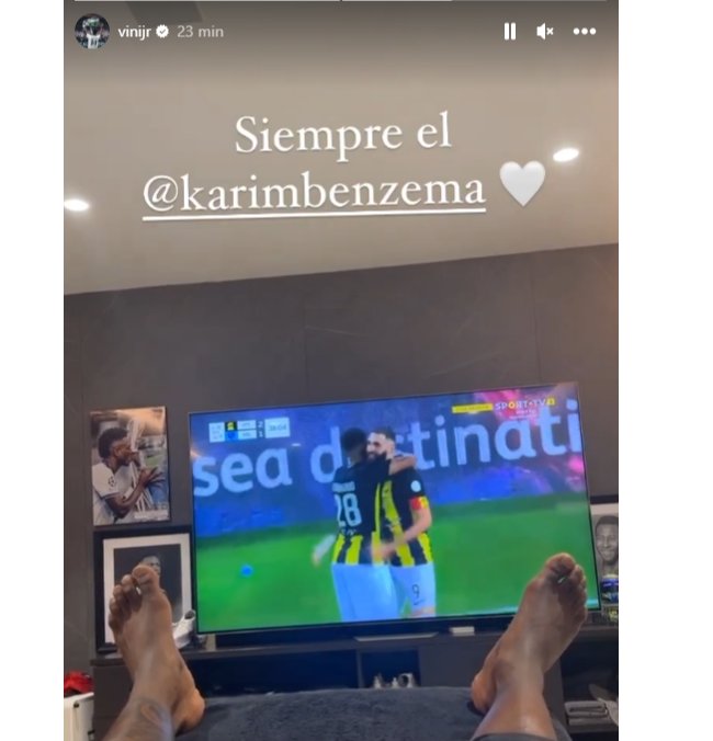 Vinicius, apoyando a Benzema