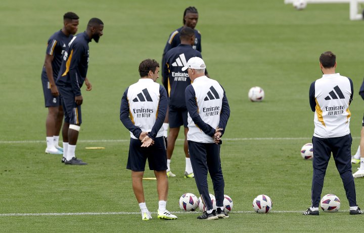 Raúl en el entrenamiento con Ancelotti.