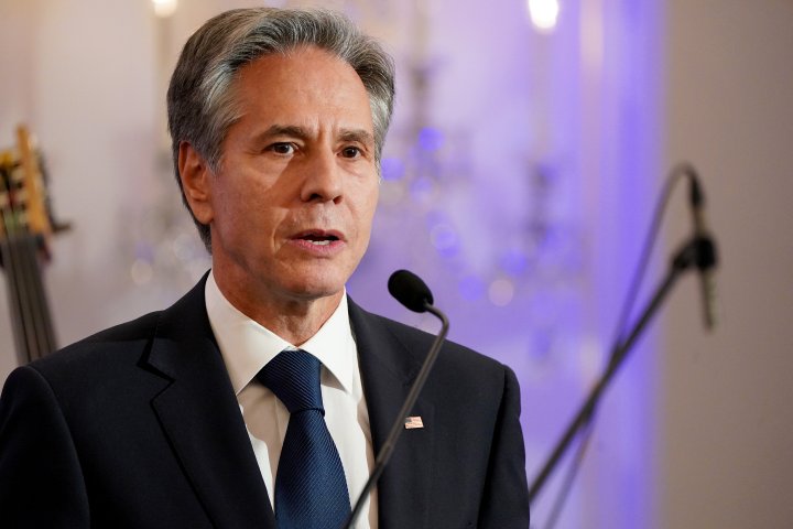 Washington (United States), 07/10/2023.- US President Joe Biden with Secretary of State Antony Blinken delivers remarks on the attacks in Israel in the State Dining Room at the White House in Washington, DC, USA, 07 October 2023. Biden said the United States 'unequivocally condemns this appalling assault against Israel by Hamas terrorists from Gaza', adding that Washington is ready to offer all appropriate means of support to the Government and people of Israel. Rocket barrages were launched from the Gaza Strip early 07 October in a surprise attack claimed by the Islamist movement Hamas. In a televised statement, the Israeli prime minister said the country is at war. Israeli State officials report that at least 22 Israelis were killed in the attacks and that over 3,000 rockets were launched by Hamas. (Terrorista, Estados Unidos) EFE/EPA/Yuri Gripas / POOL