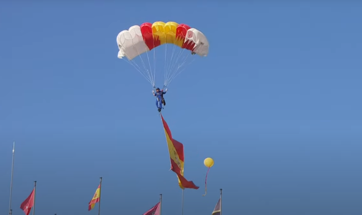 El momento del aterrizaje de María del Carmen Gómez con la bandera