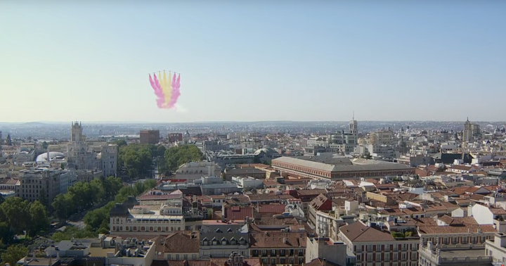 La Patrulla Águila cierra el desfile dibujando la bandera española en el cielo de la capital