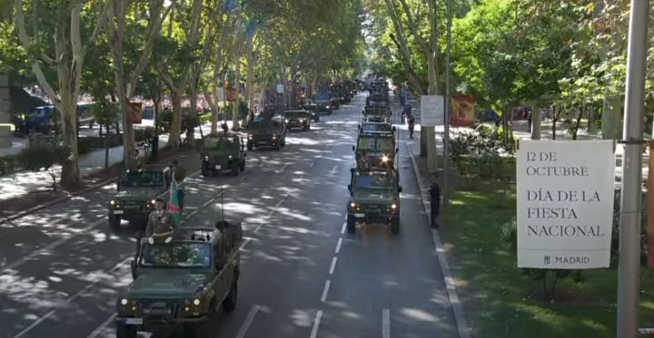 Los primeros blindados recorren el Paseo del Prado