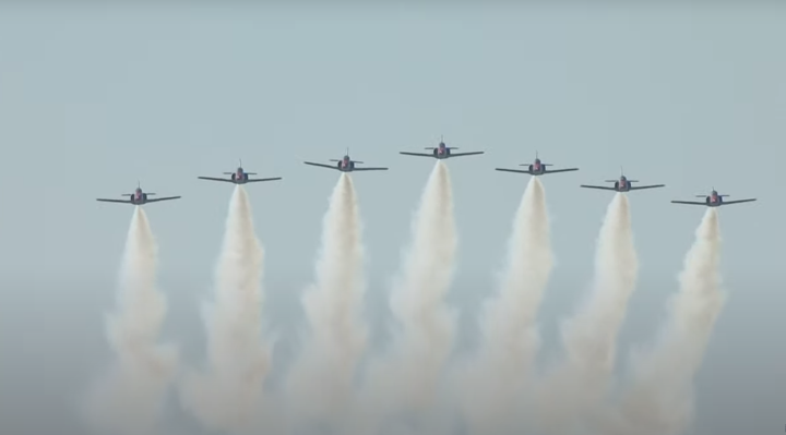 Así ha cerrado el desfile aéreo la Patrulla Águila