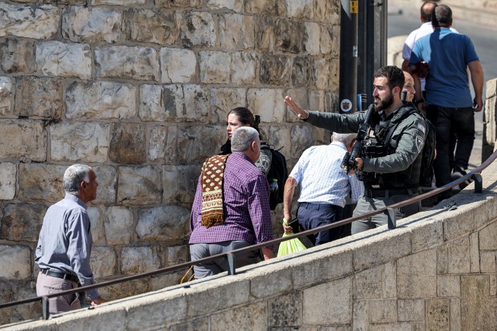 Un guardia israelí controla la frontera en la ciudad de Jerusalén