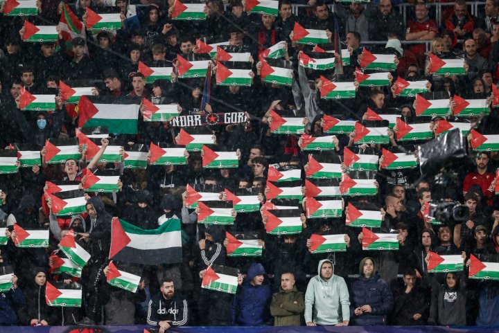 Imagen de los aficionados de CA Osasuna con banderas de Palestina