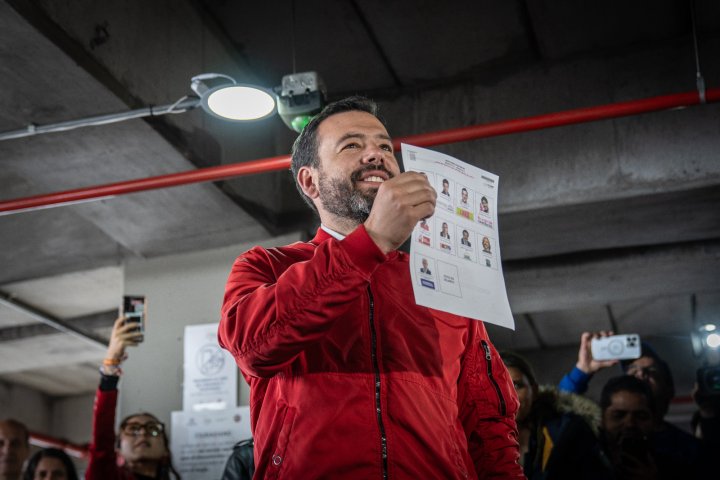 Carlos Fernando Galán vota en Unicentro, en el norte de Bogotá.