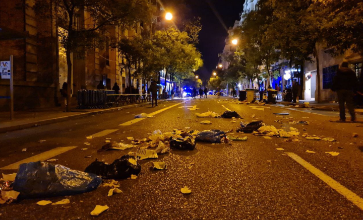 Basura esparcida por los manifestantes en la calle Ferraz de Madrid.