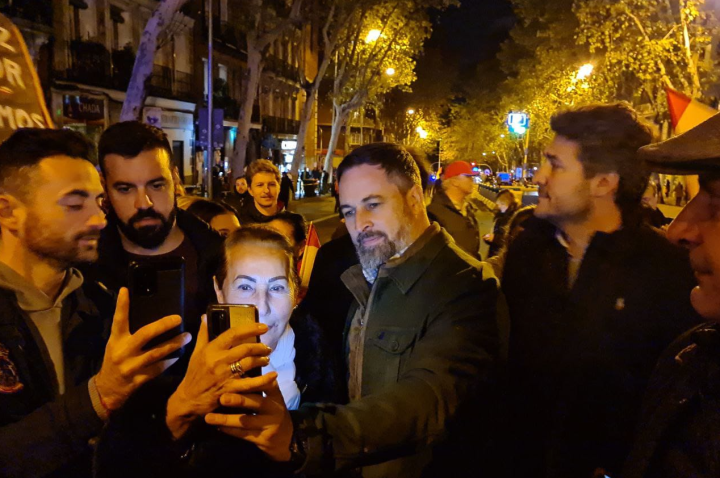 El líder de Vox, Santiago Abascal, se hace un selfi con una manifestante este lunes en Madrid. 