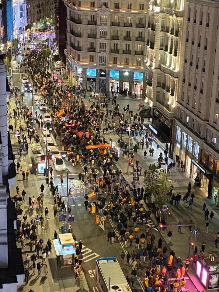 Un grupo de personas corta la Gran Vía protestando contra la amnistía