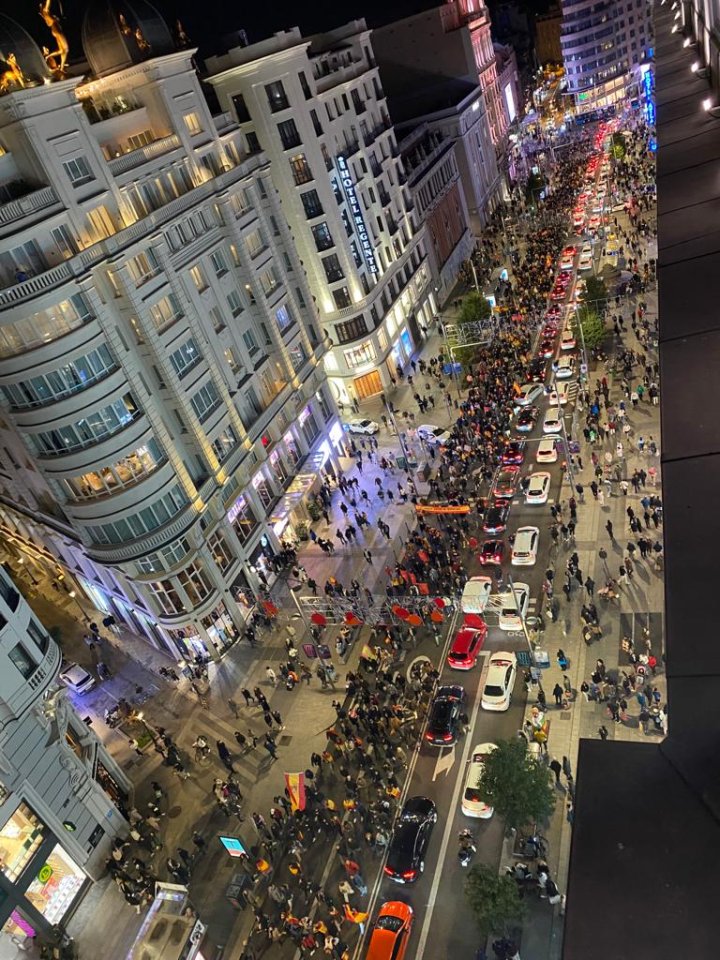 Un grupo de personas corta la Gran Vía protestando contra la amnistía