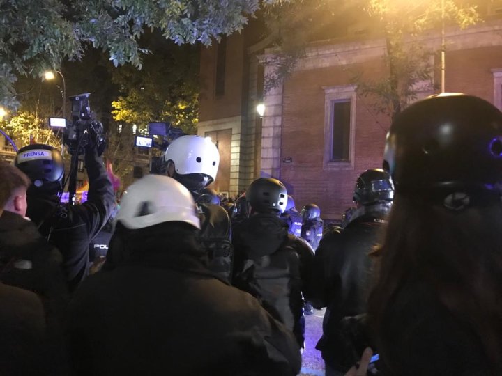 La prensa se coloca el casco durante las protestas en la sede de Ferraz