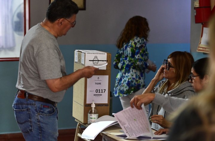 Una hombre vota en un centro de votaciones en Buenos Aires.
