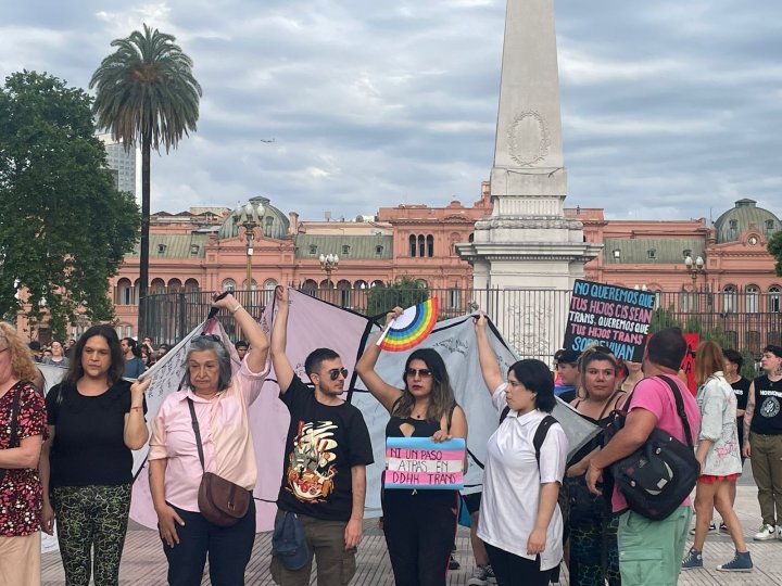 Buenos Aires marcha por la memoria transexual en el primer día de Milei como presidente electo