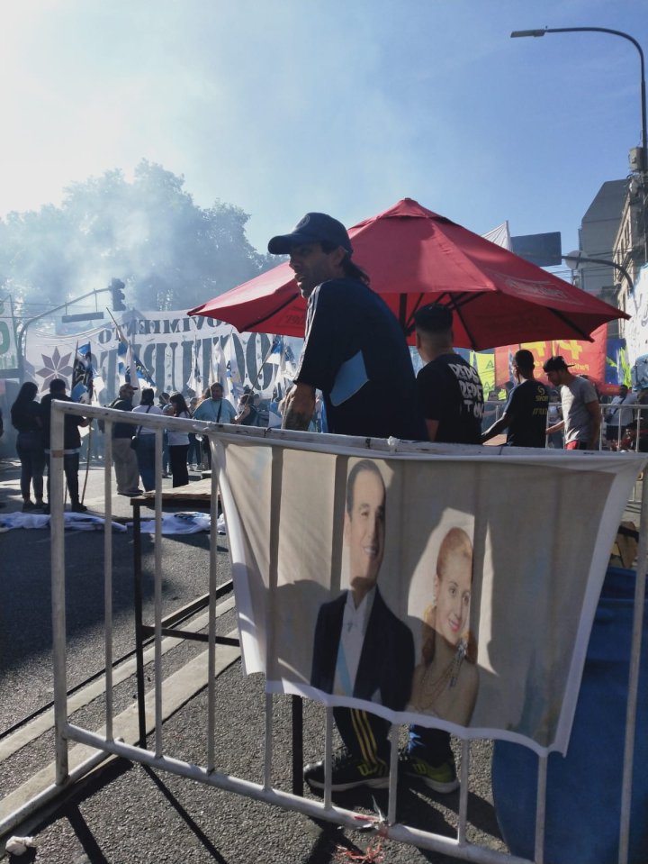 Afiches de Perón y Evita afuera del búnker de campaña de Sergio Massa. Foto: Constanza Lambertucci