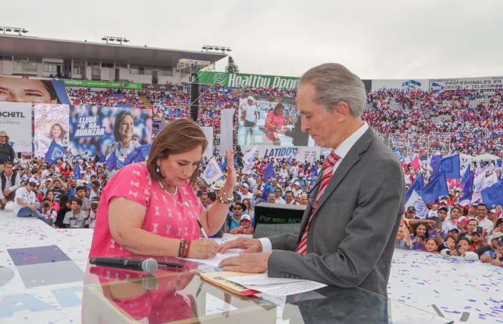 Xóchitl Gálvez firma con su sangre un documento ante notario, en su primer acto de campaña en Guanjuato este viernes / Cortesía
