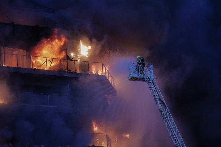 Bomberos trabajan a contrarreloj para apagar las llamas y rescatar a los vecinos atrapados