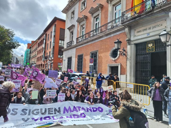 Los estudiantes finalizan la manifestación madrileña enfrente del Ministerio de Justicia para protestar por la sentencia del ‘caso Alves’