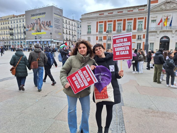 Las hermanas Ana (izquierda) y Jimena, este viernes en Madrid. / PAU ALEMANY
