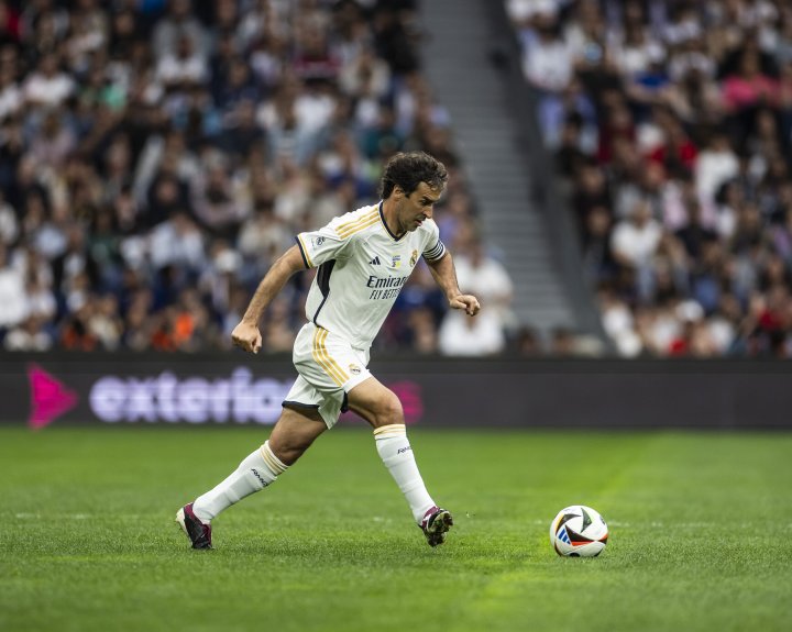 Raúl conduce el balón.