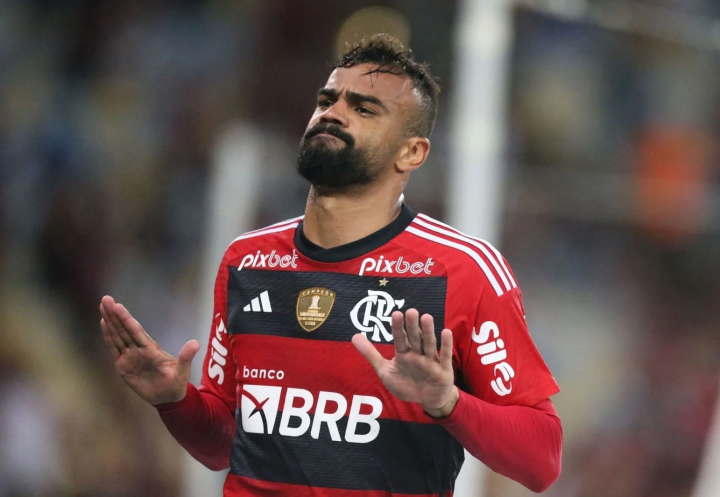 -FOTODELD&Iacute;A- BRA106. R&Iacute;O DE JANEIRO (BRASIL), 20/09/2017.- Paolo Guerrero (d) de Flamengo disputa un bal&oacute;n con Fabricio Bruno (i) de Chapecoense hoy, mi&eacute;rcoles 20 de septiembre de 2017, durante un partido entre Flamengo y Chape