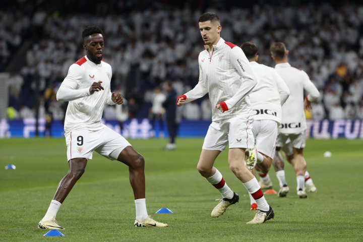 Iñaki Williams y Sancet, durante el calentamiento