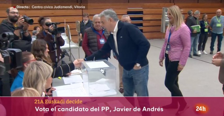  Javier de Andrés (PP) deposita su voto en las urnas