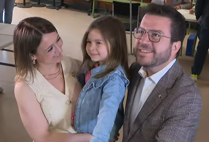 Aragonès vota amb la seva dona i filla