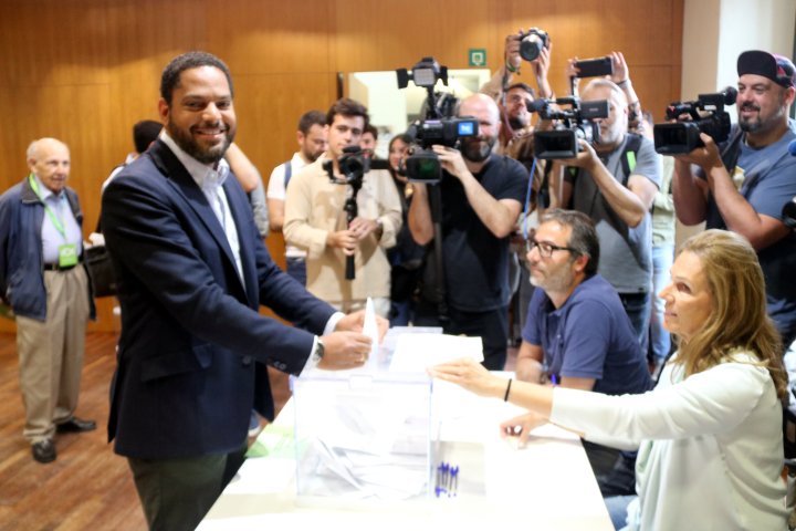 Ignacio Garriga exercint el seu dret a vot