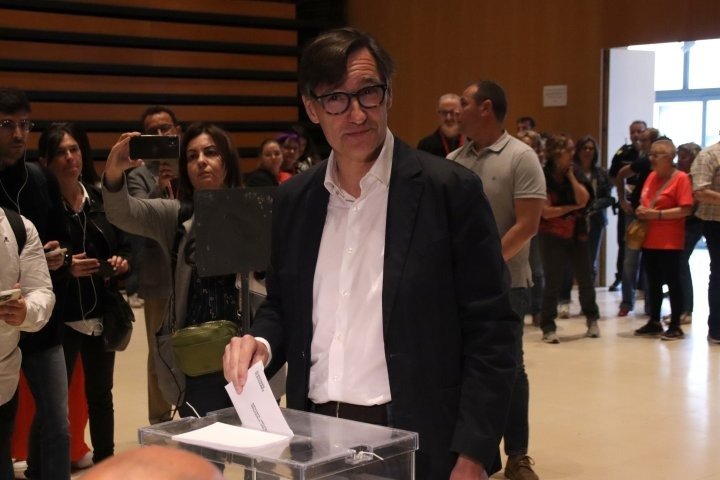 Salvador Illa exercint el seu dret a vot