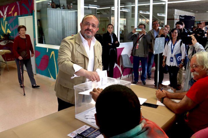 Alejandro Fernández exercint el seu dret a vot