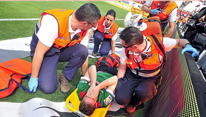 Iker Muniain es retirado en camilla tras sufrir una de las dos graves lesiones de rodilla