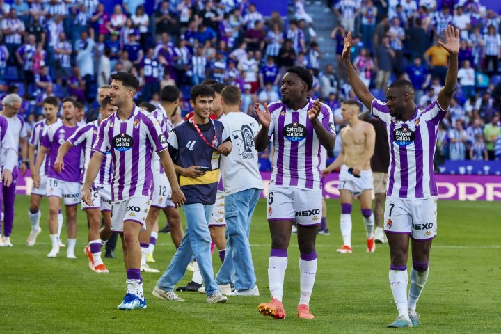 Los jugadores del Valladolid tras la victoria ante el Villarreal B
