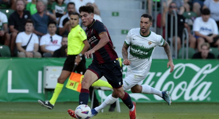 Álex Valle durante un partido con el Levante