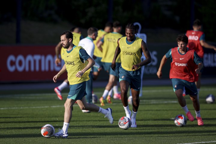 Bernardo Silva junto a João Neves en el entrenamiento de Portugal