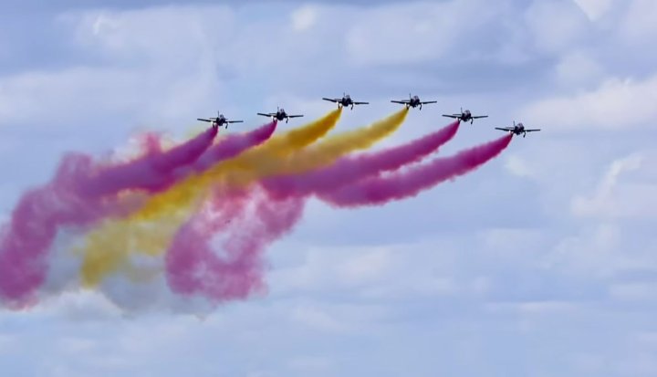 La patrulla Águila sobrevuela el Palacio Real