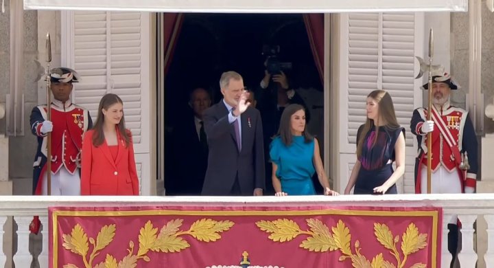 Los reyes y las infantas saludan desde el balcón del Palacio Real