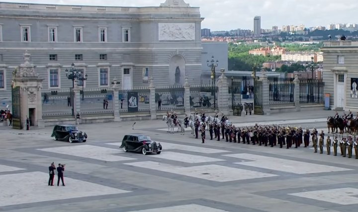 Los reyes entran en el Palacio Real