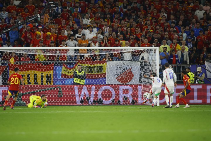 Gol en propia meta de Italia ante España
