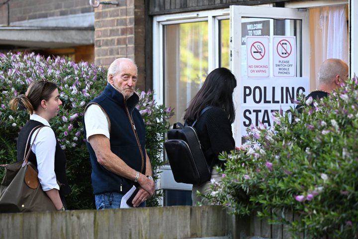 Charles Dance ejerce su derecho al voto en las elecciones generales
