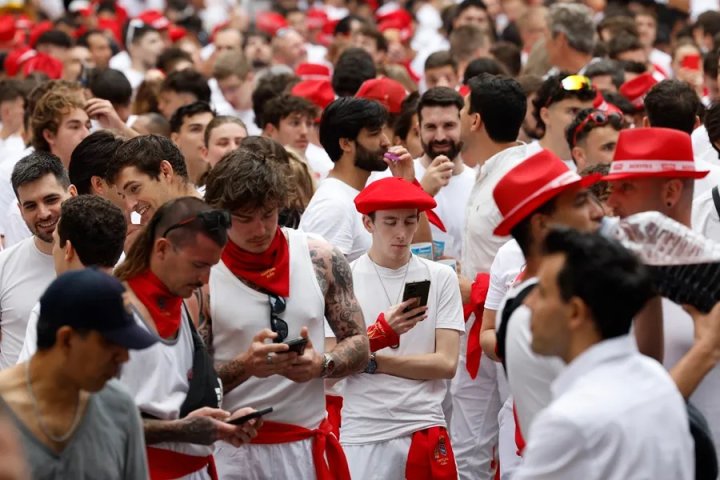 Ambiente en la plaza del ayuntamiento de Pamplona instantes antes del chupinazo. 