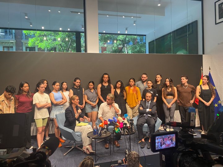 Nacho Cano, junto a sus abogados y los becarios de 'Malinche' en la rueda de prensa