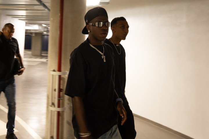 Vinicius Jr. en el Bernabéu viendo La Velada del Año