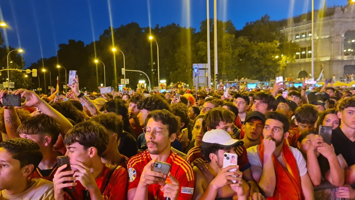 Los jugadores de la selección española llegan a Cibeles para celebrar la Eurocopa con miles de aficionados