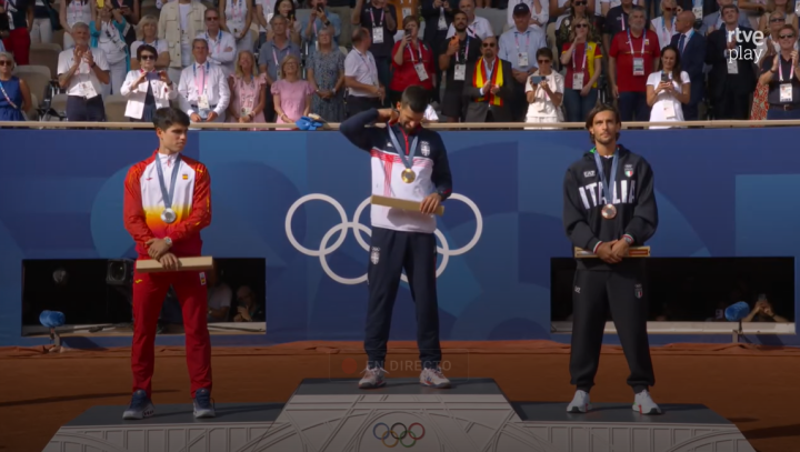 Alcaraz, Djokovic y Musetti, en el podio olímpico.